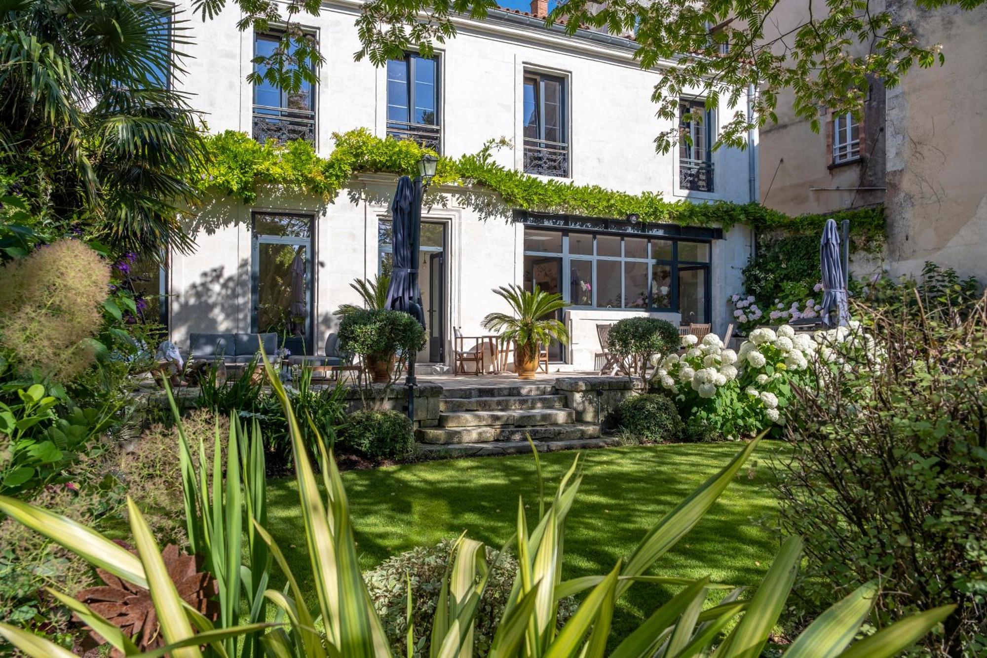 Escale Rochelaise, Gite Urbain Avec Spa Bain Nordique Et Sauna Tonneau La Rochelle  Kültér fotó