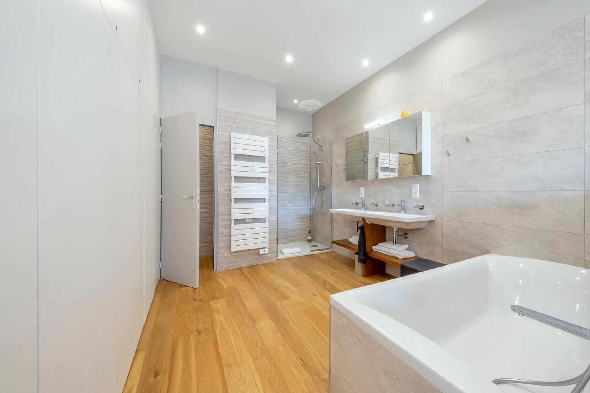 Escale Rochelaise, Gite Urbain Avec Spa Bain Nordique Et Sauna Tonneau La Rochelle  Kültér fotó